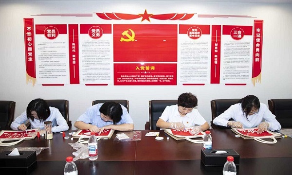 張家灣鎮(zhèn)黨群工作辦公室與集團(tuán)公司 聯(lián)合舉辦“巧手拓印 喜迎國慶”主題活動(dòng)